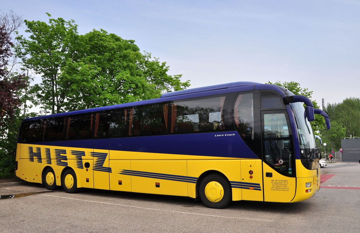 MAN Lions Coach von Hietz Reisen aus �sterreich am 5.5.2015 in Krems.