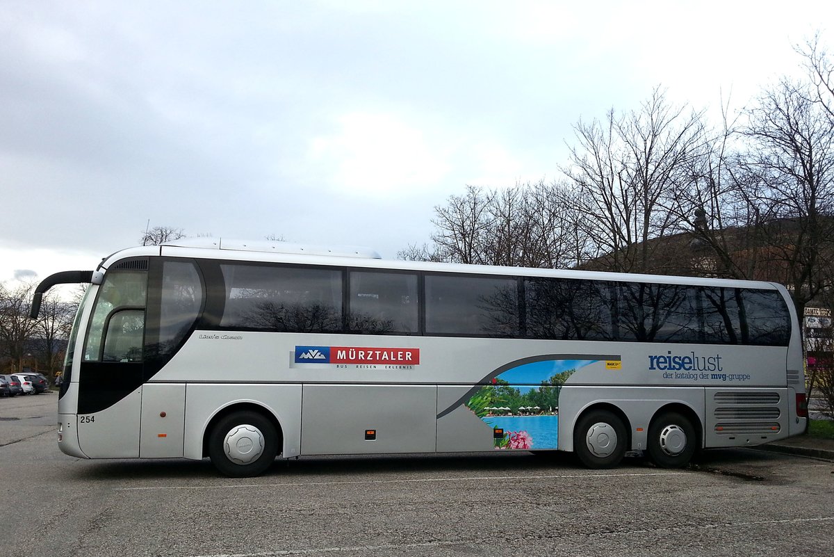 MAN Lions Coach von M�rztaler Reisen aus der Steiermark/�sterreich in Krems gesehen.