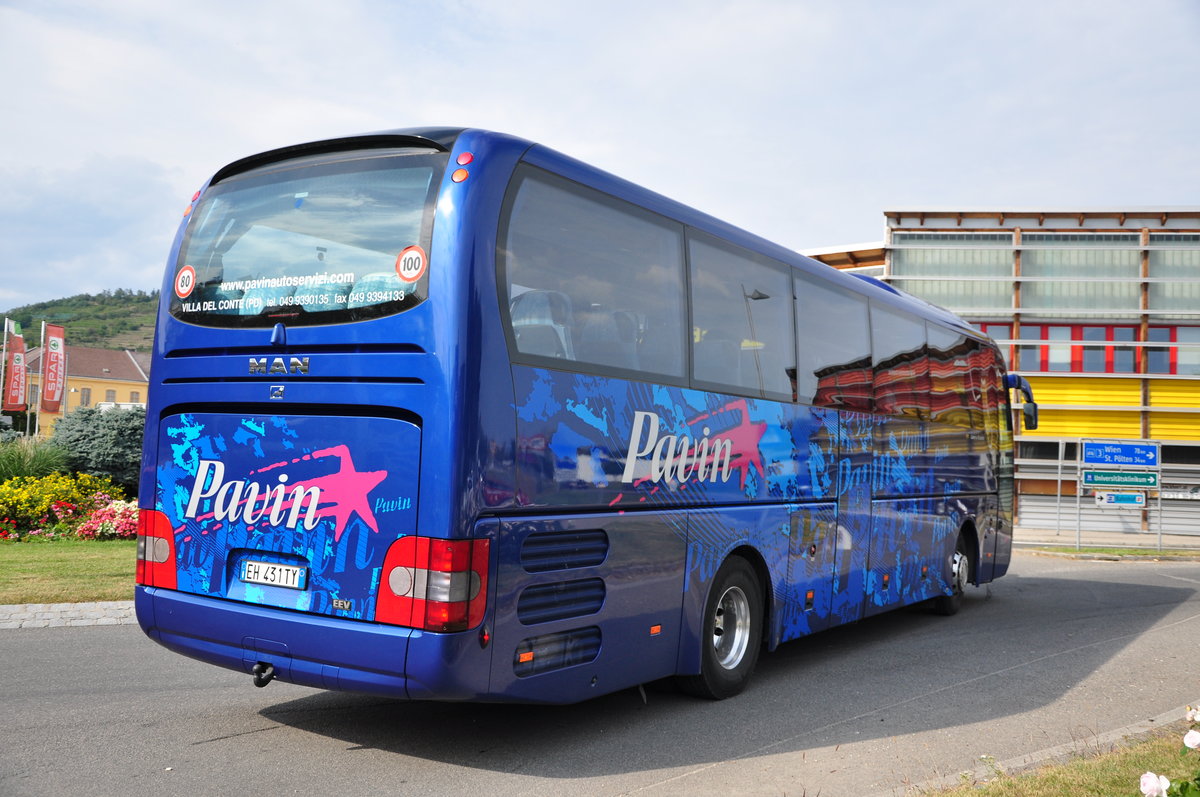 MAN Lion`s Coach von Pavin Reisen aus Italien in Krems gesehen.