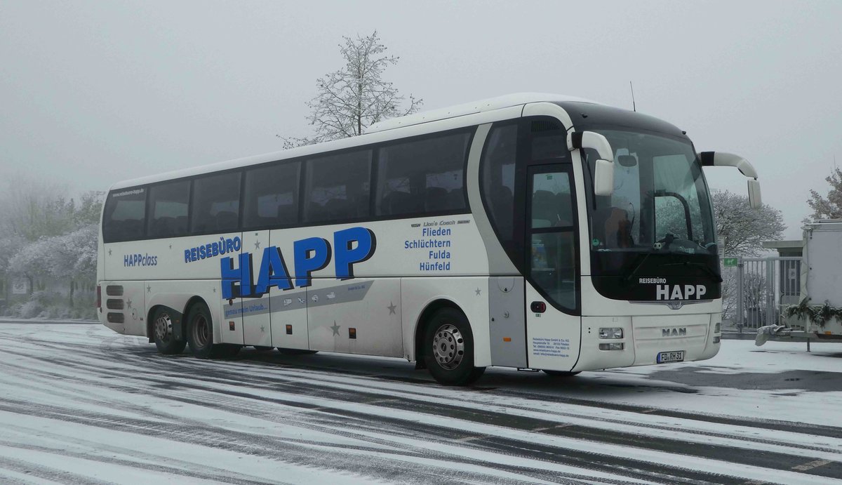 MAN Lions Coach vom Reiseb�ro Happ steht auf einem Parkplatz in 36100 Petersberg, 12-2016
