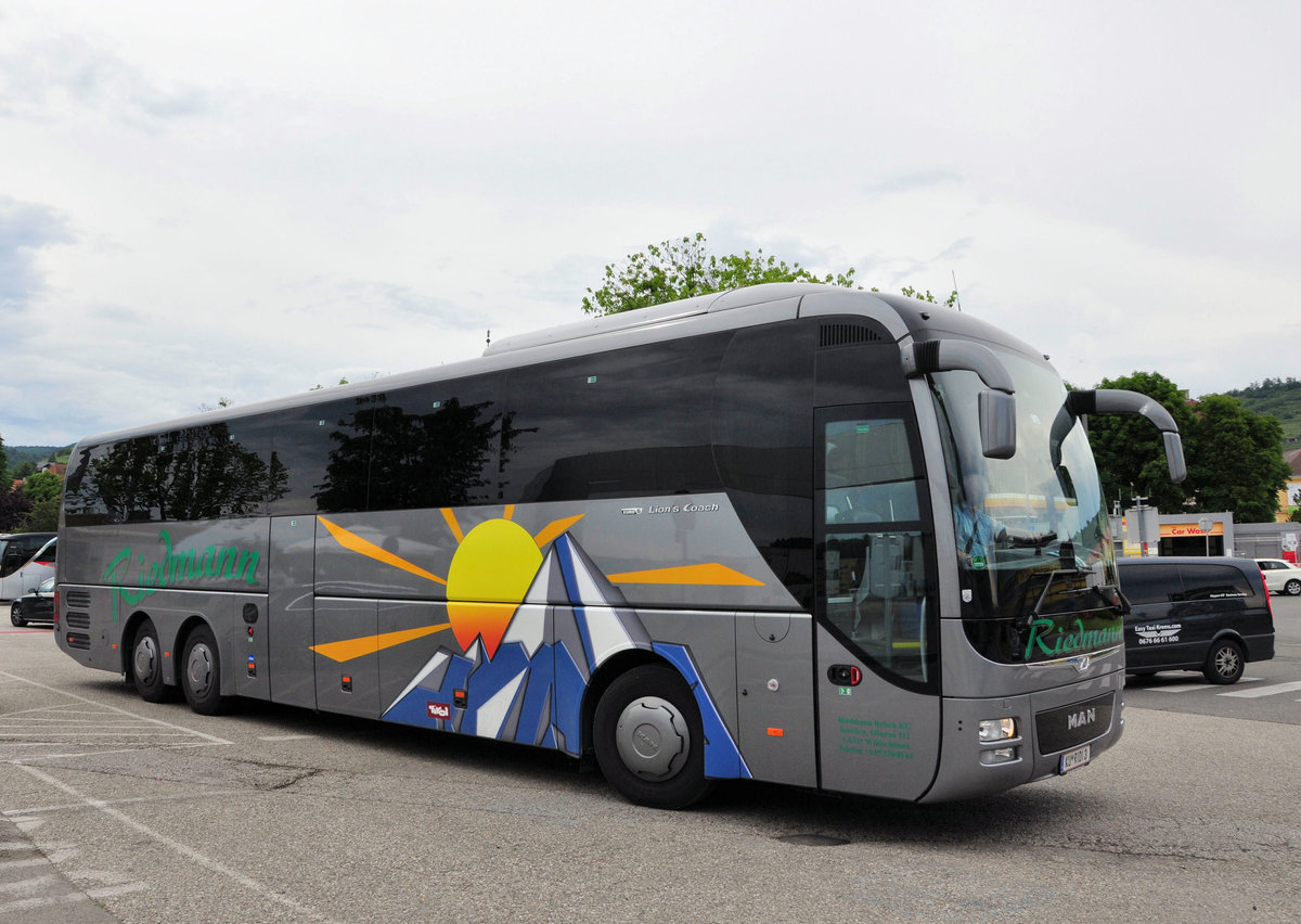 MAN Lions Coach von Riedmann Reisen aus �sterreich in Krems gesehen.