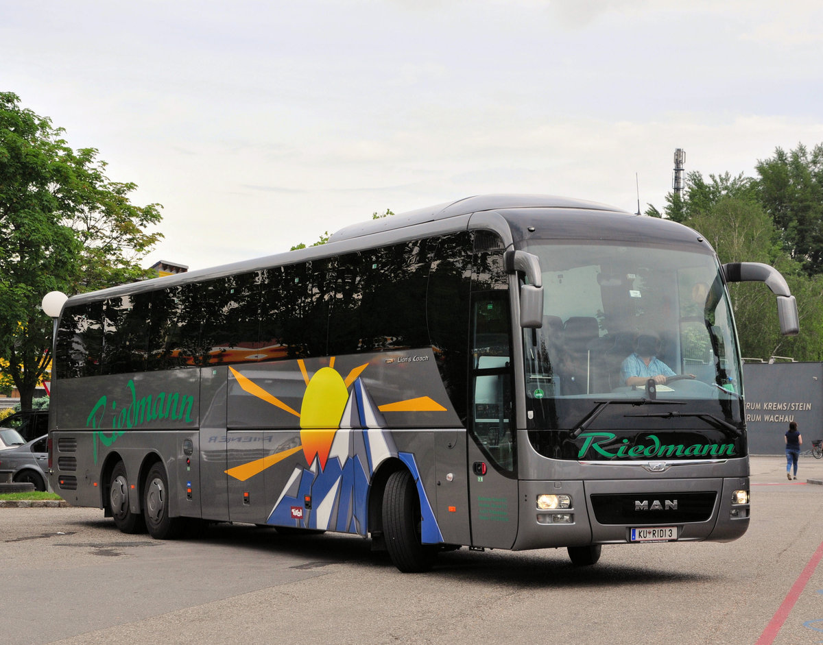 MAN Lions Coach von Riedmann Reisen aus �sterreich in Krems gesehen.