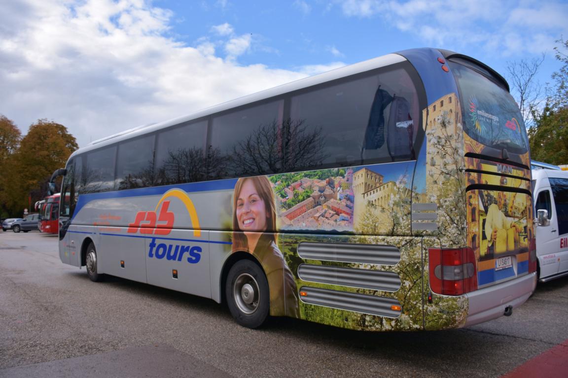 MAN Lion`s Coach von SAB tours aus �sterreich 10/2017 in Krems.