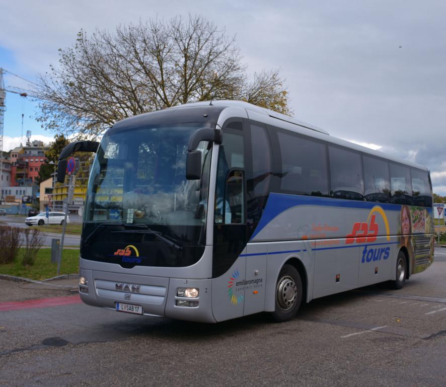MAN Lion`s Coach von SAB tours aus �sterreich 10/2017 in Krems.
