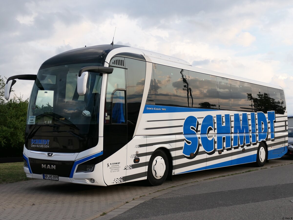 MAN Lion's Coach von Schmidt aus Deutschland im Gewerbegebiet Sassnitz. 