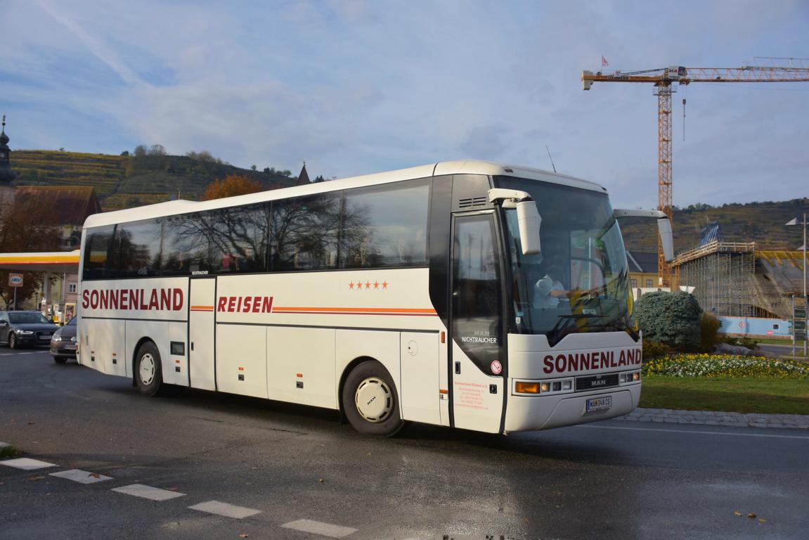 MAN Lion`s Coach von SONNENLAND Reisen aus �sterreich im Okt.2017 in Krems.