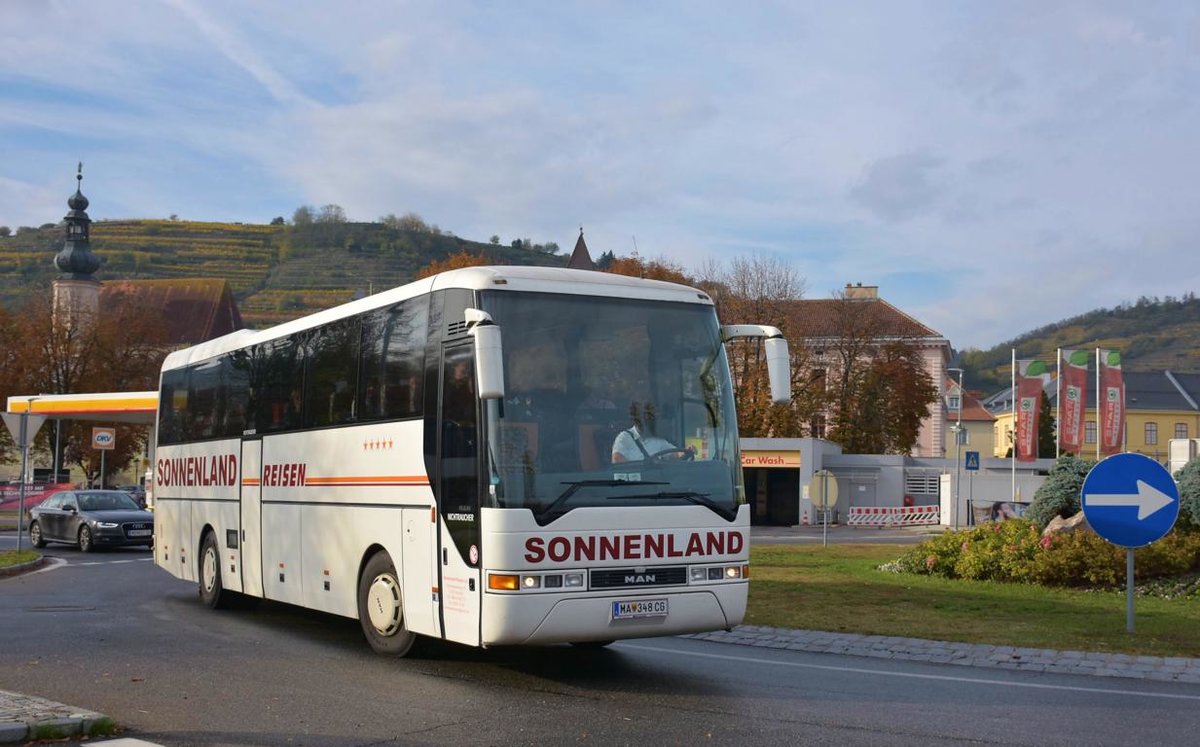 MAN Lion`s Coach von SONNENLAND Reisen aus �sterreich im Okt.2017 in Krems.