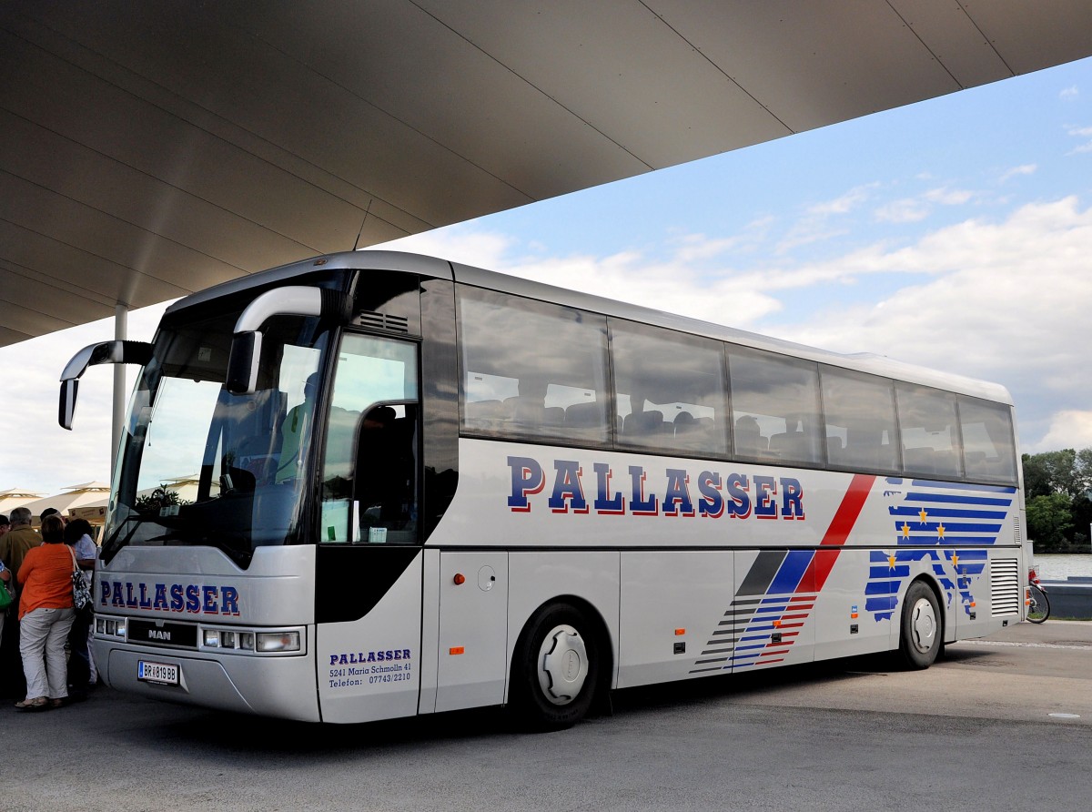 MAN Reisebus von PALLASSER/�sterreich am 12.7.2013 in Krems an der Donau.