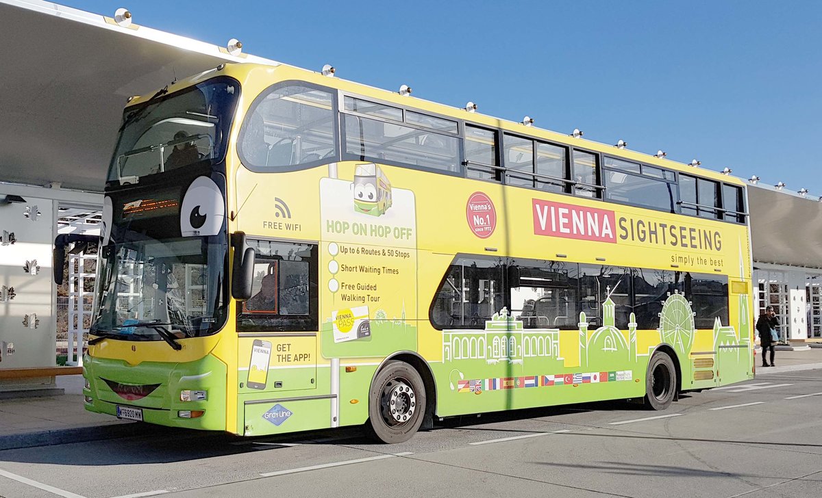 MAN von Vienna Sightseeing steht am Haltepunkt Schloss Sch�nbrunn im November 2019