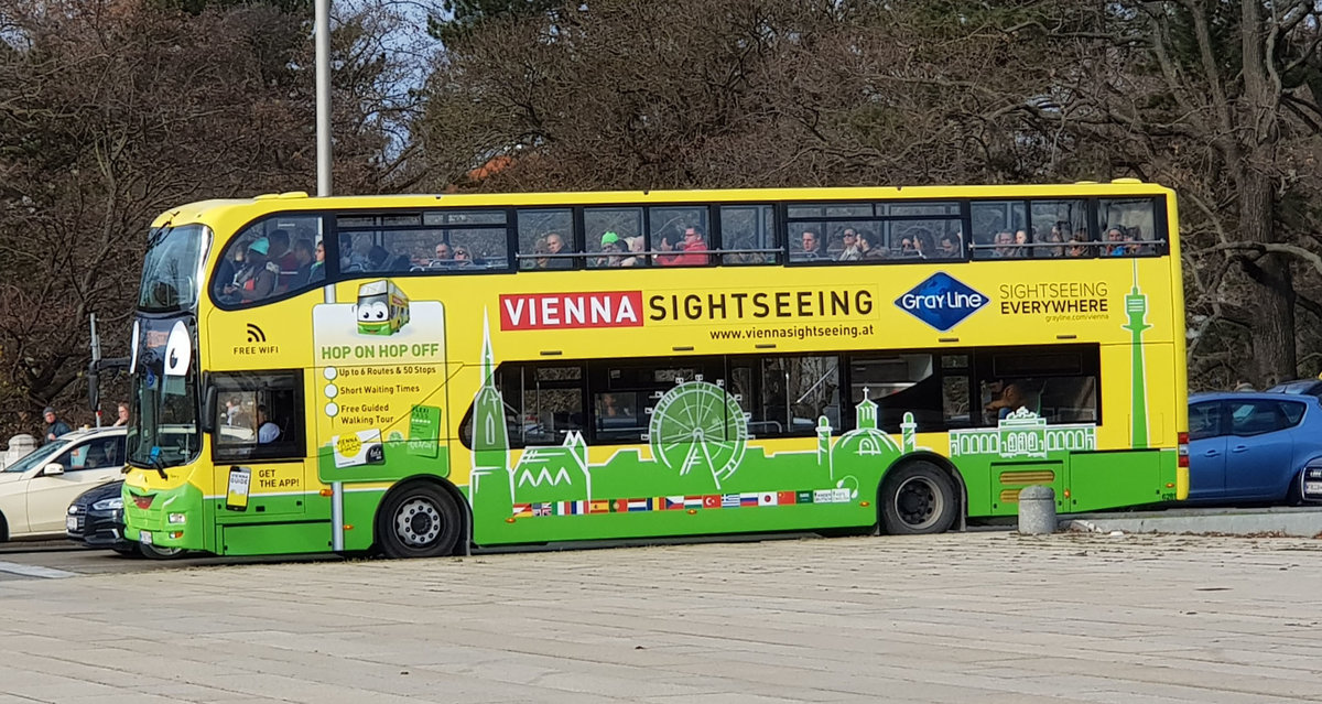MAN von Vienna Sightseeing unterwegs bei Schloss Sch�nbrunn im November 2019