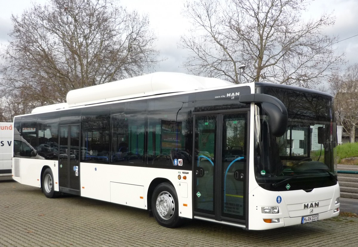 MAN-Vorf�hrbus aus M�nchen auf dem Parkplatz an der Schleyerhalle in Stuttgart am 05.12.2013