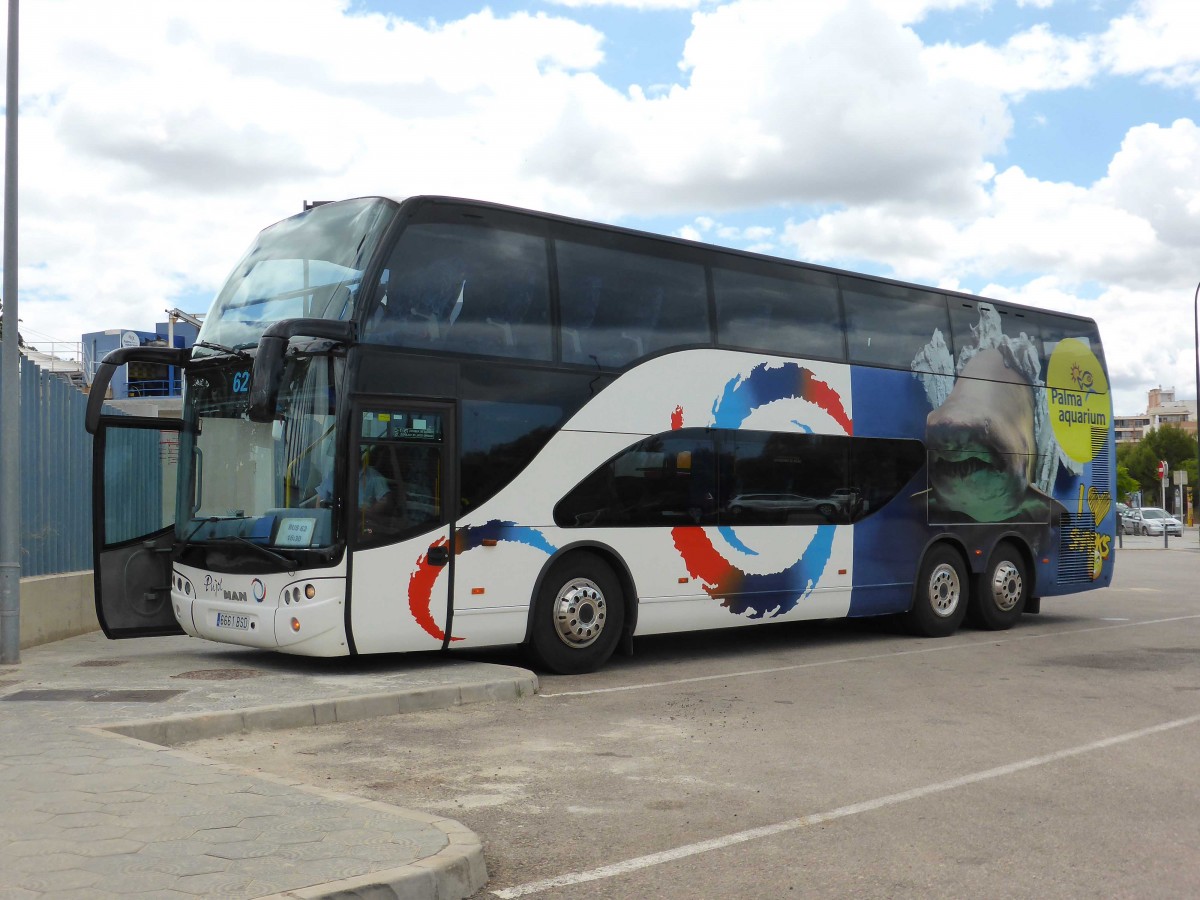 MAN wirbt f�r das Palma-Aquarium, gesehen im Mai 2014 in Palma/Mallorca