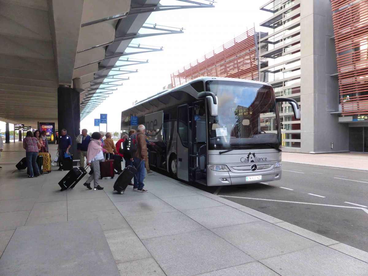 MB der CARALLIANCE bringt die ankommenden Flugg�ste zu ihren Ziel. Gesehen in Toulouse im September 2015