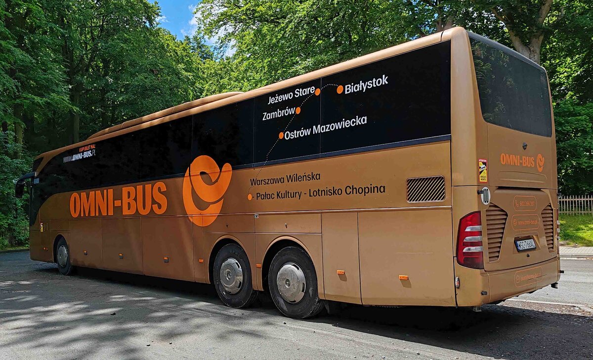 MB vom OMNI-Bus aus Polen steht im Juni 2024 auf dem Parkplatz am K�nigsstuhl auf R�gen