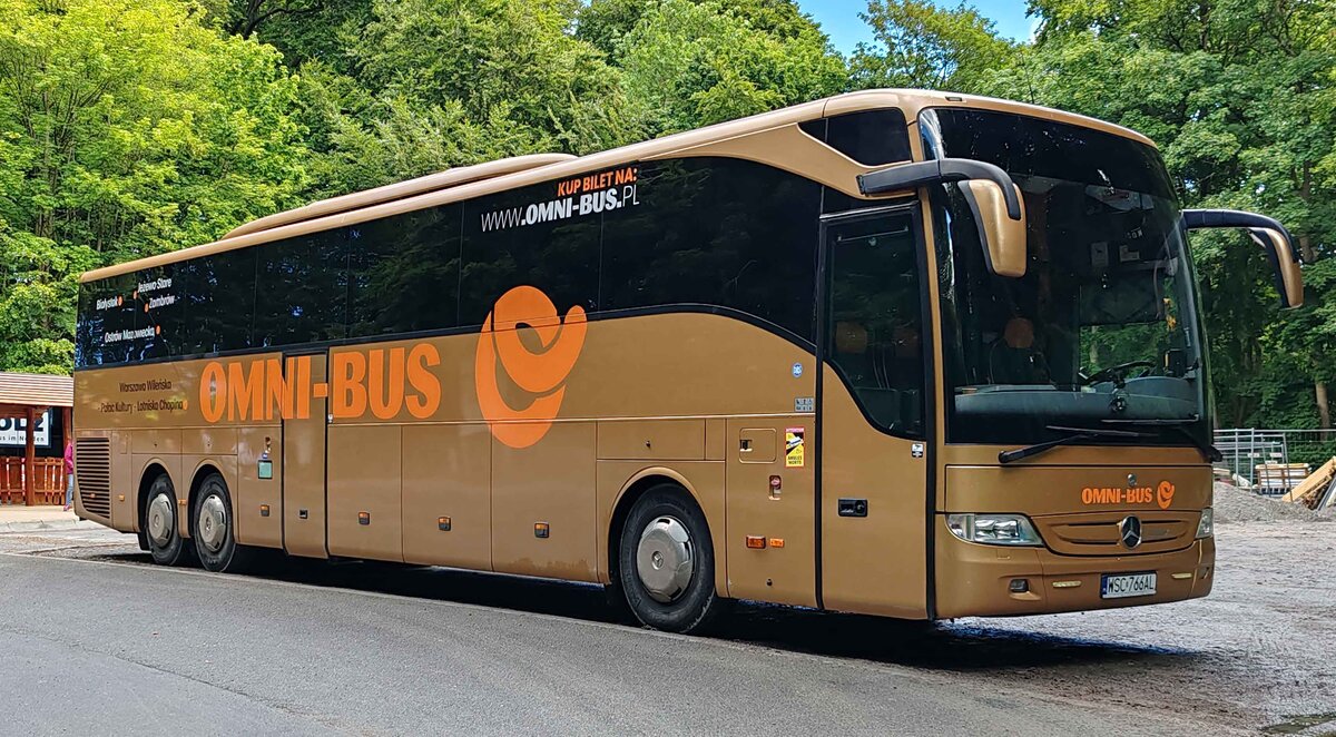 MB vom OMNI-Bus aus Polen steht im Juni 2024 auf dem Parkplatz am K�nigsstuhl auf R�gen