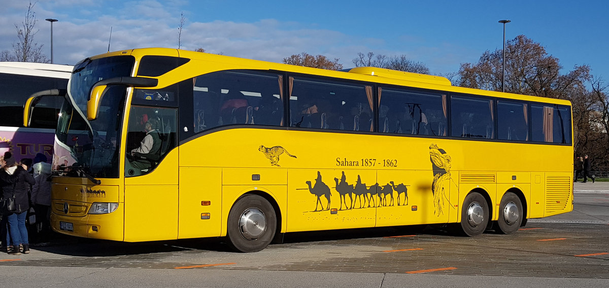 MB von  Sahara 1857 - 1862  steht im November 2019 am Busparkplatz von Schloss Sch�nbrunn