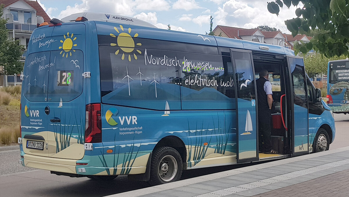 MB Sprinter von VVR steht am Bahnhof Binz bereit zur n�chsten Tour