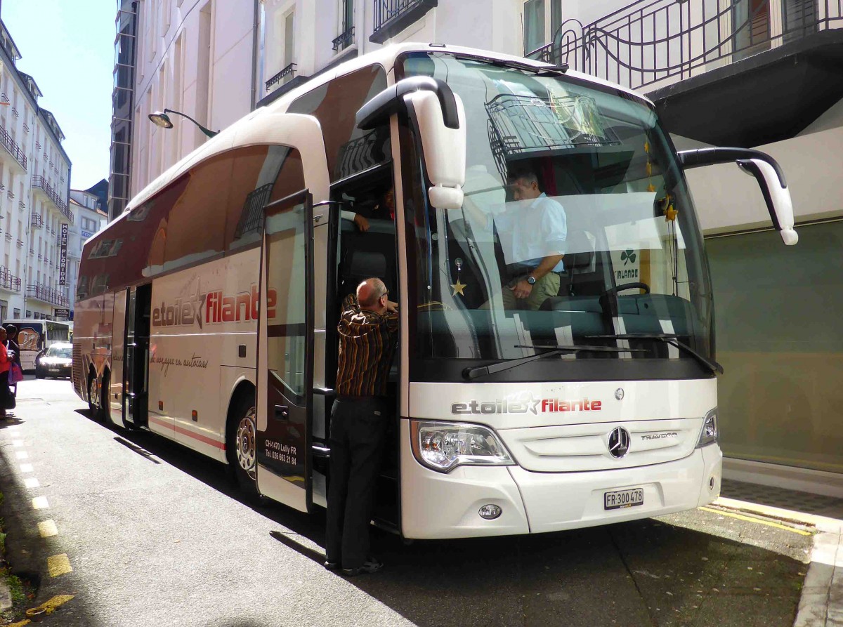 MB Travego wartet auf weitere Fahrg�ste in Lourdes, September 2015