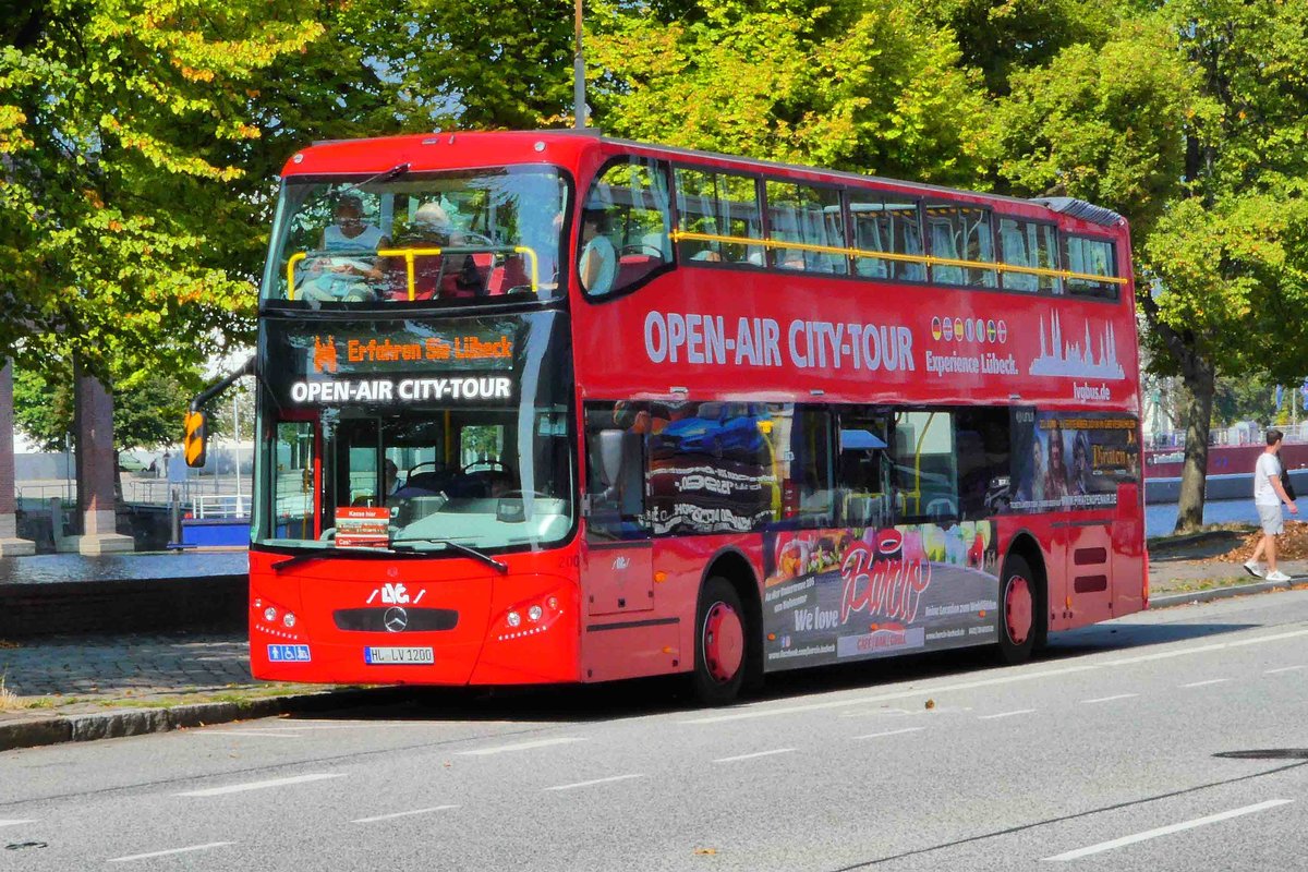 Mercedes Benz-Doppeldeckerbus der LVG wartet auf neue Fahrg�ste. L�beck im September 2018