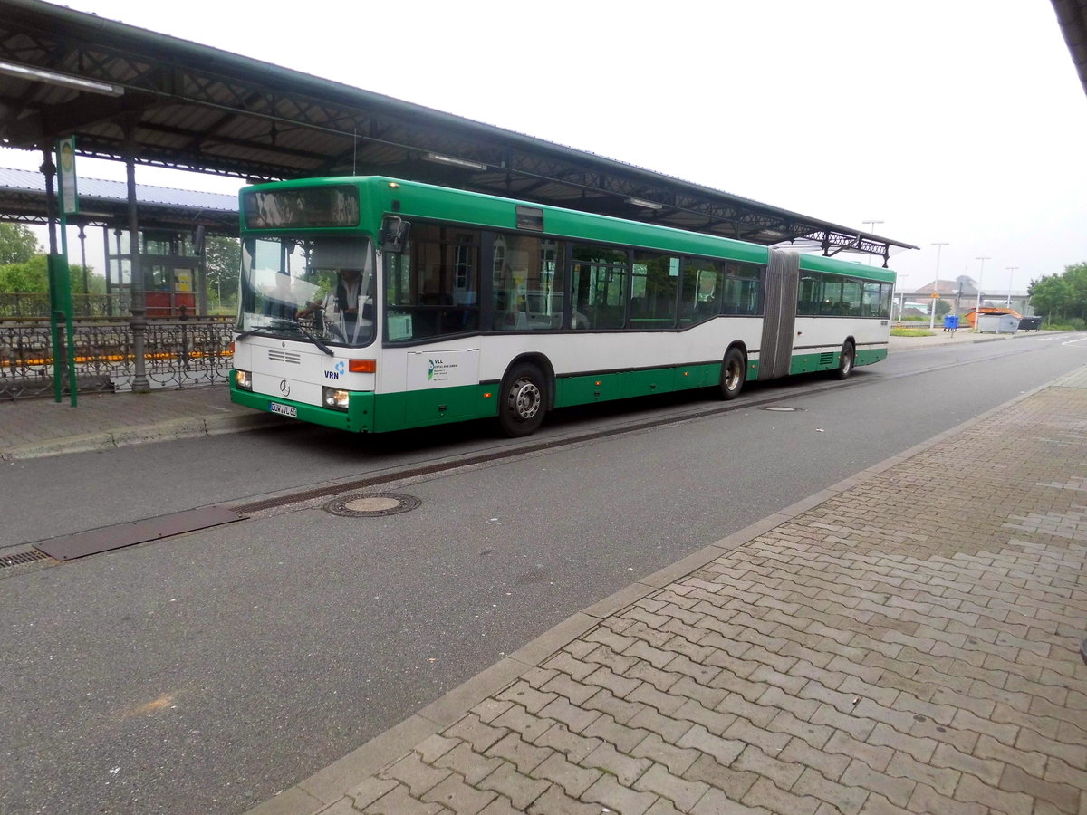Mercedes Benz Gelenkbus aufm Bahnhof Gr�nstadt am 3.6.16