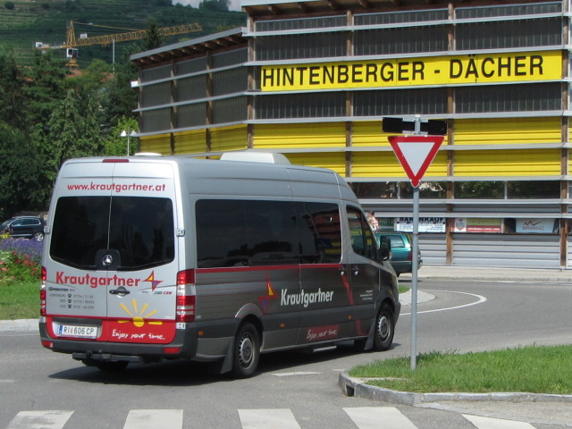 MERCEDES BENZ Kleinbus von KRAUTGARTNER Reisen / �sterreich am 30.8.2013 in Krems gewesen.
