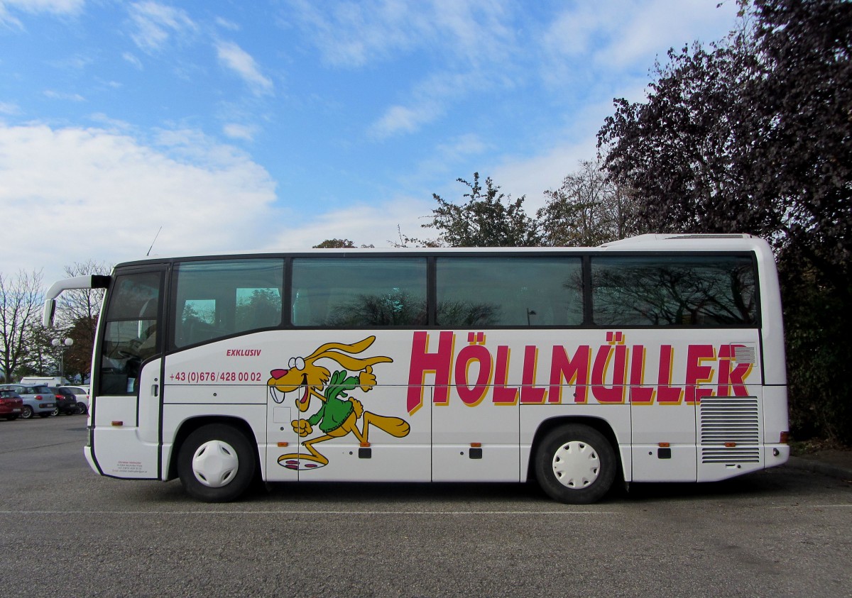 Mercedes Benz O 404 von H�llm�ller Reisen aus Krems am 15.10.2014 in Krems.