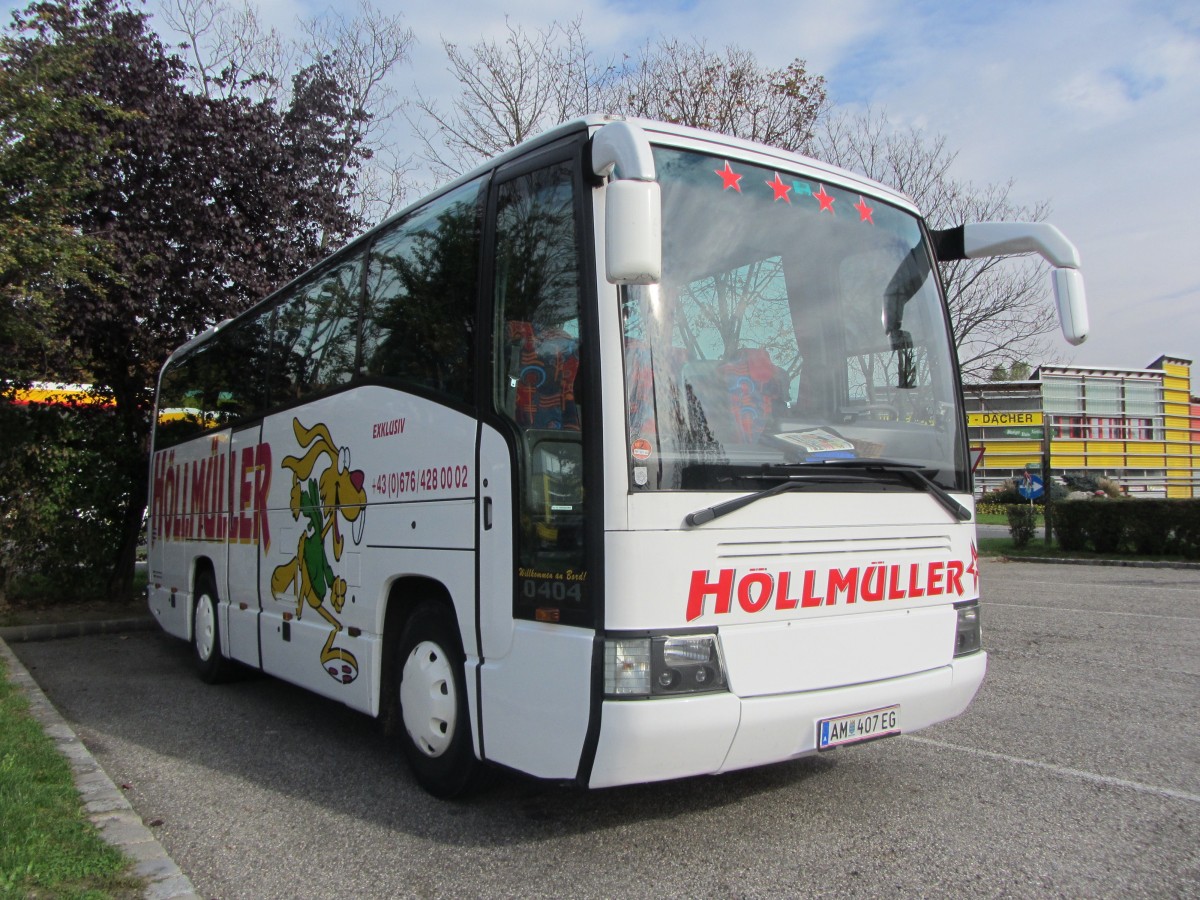 Mercedes Benz O 404 von H�llm�ller Reisen aus Krems am 15.10.2014 in Krems.