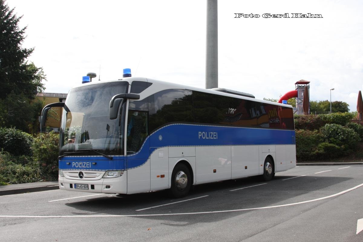 Mercedes Benz Reisebus, vermutlich Tourismo, der Bundespolizei am 25.8.2014 auf einem Parkplatz in der Rh�n.