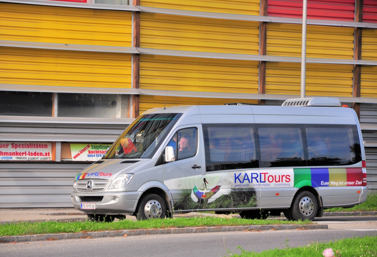 Mercedes Benz Sprinter von Karl Tours aus Ober�sterreich am 20.9.2014 in Krems unterwegs.