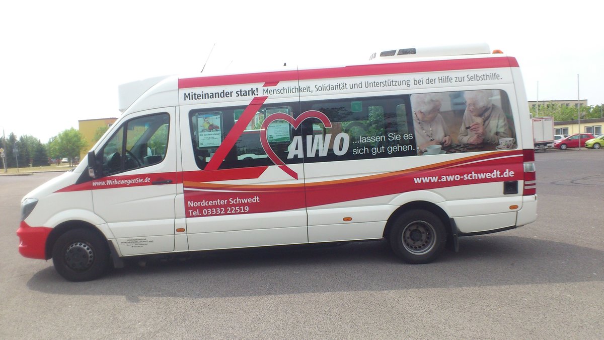 Mercedes Benz Sprinter UM VG 163....am Busbahnhof in Schwedt mit der Werbung f�r die AWO