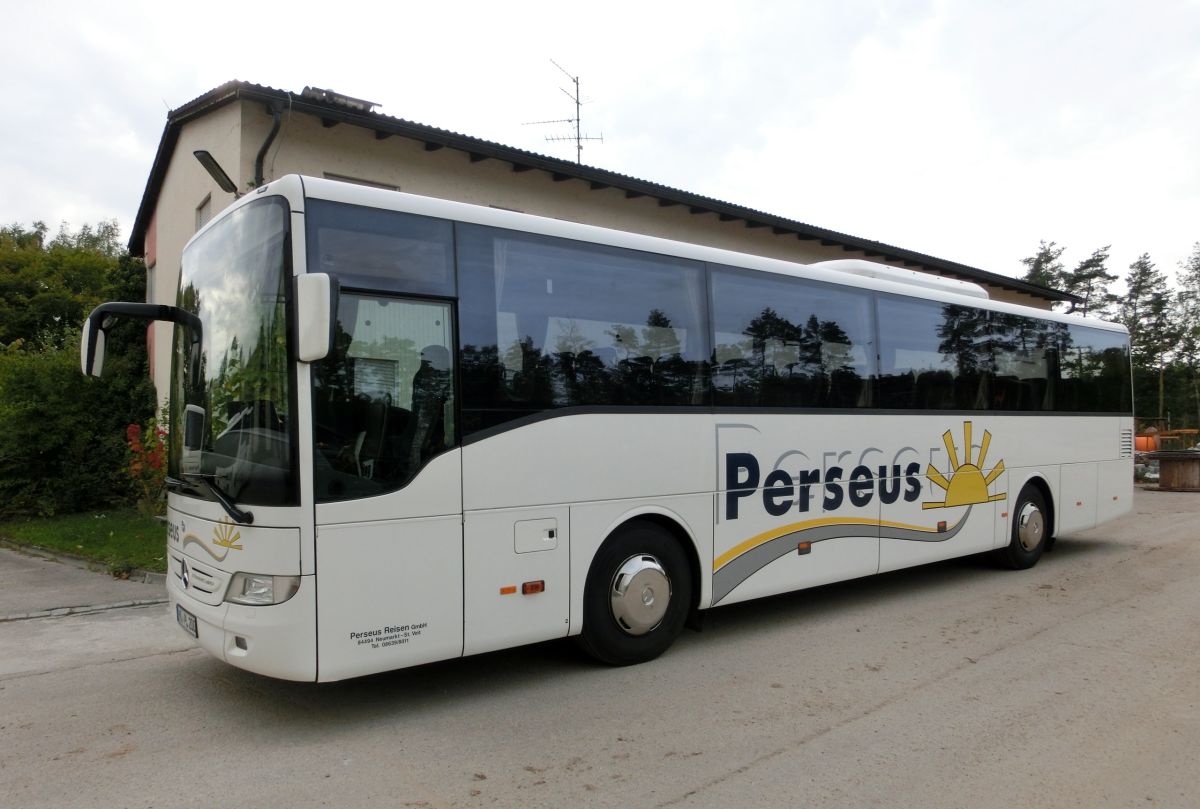 Mercedes-Benz Tourismo RH (Baujahr 2009) von Perseus-Reisen aus Neumarkt-St. Veit. 51 Schlafsessel (zus�tzl. 2 Reiseleitersitze m�glich) sind in diesem Hochboden-Kombibus verbaut, sein Antrieb besteht aus einem Reihensechszylinder von MB, Typ OM 457 hLA (BlueTec5), mit 260 kW (354 PS) und dem ebenfalls hauseigenen Schaltgetriebe GO 190-6.
Diese Aufnahme entstand am 29. 9. 2013 auf dem Waldkraiburger Abstellplatz von Perseus.