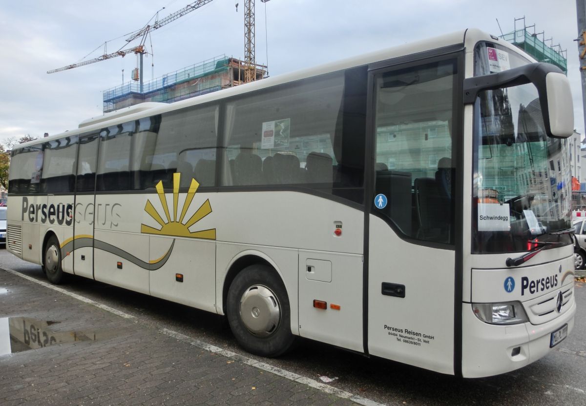 Mercedes-Benz Tourismo RH (Baujahr 2010) von Perseus-Reisen aus Neumarkt-St. Veit. 51 Schlafsessel (zusätzl. Reiseleitersitz möglich) sind in diesem Hochboden-Kombibus verbaut, sein Antrieb besteht aus einem Reihensechszylinder von MB, Typ OM 457 hLA (BlueTecEEV), mit 260 kW (354 PS) und dem ebenfalls hauseigenen Schaltgetriebe GO 190-6.
Diese Aufnahme entstand am 17. 10. 2014 vor dem Bahnhof in Mühldorf/Inn.