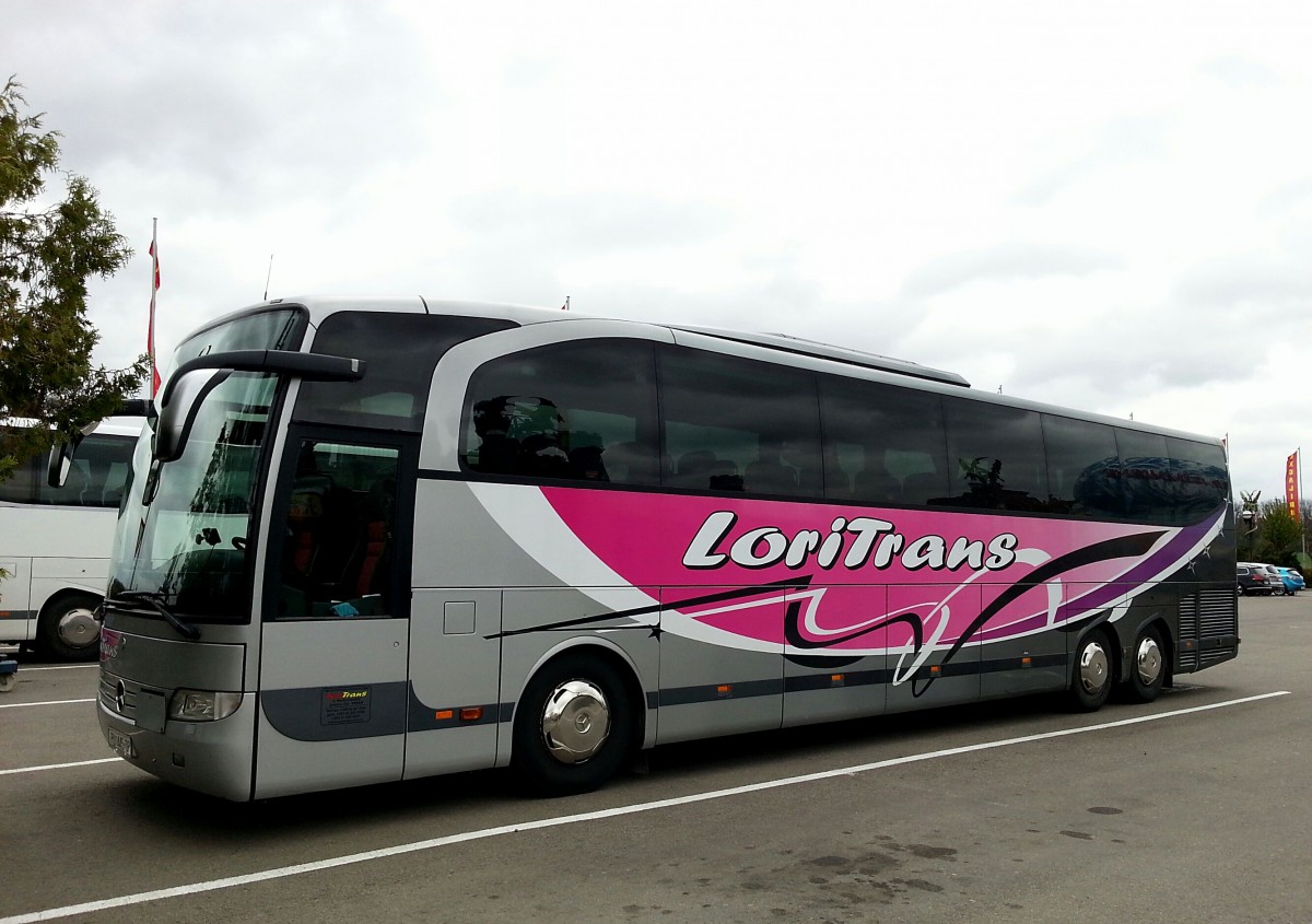 Mercedes Benz Travego aus Kroatien am 15.4.2014 bei Haugsdorf/Nieder�sterreich gesehen.