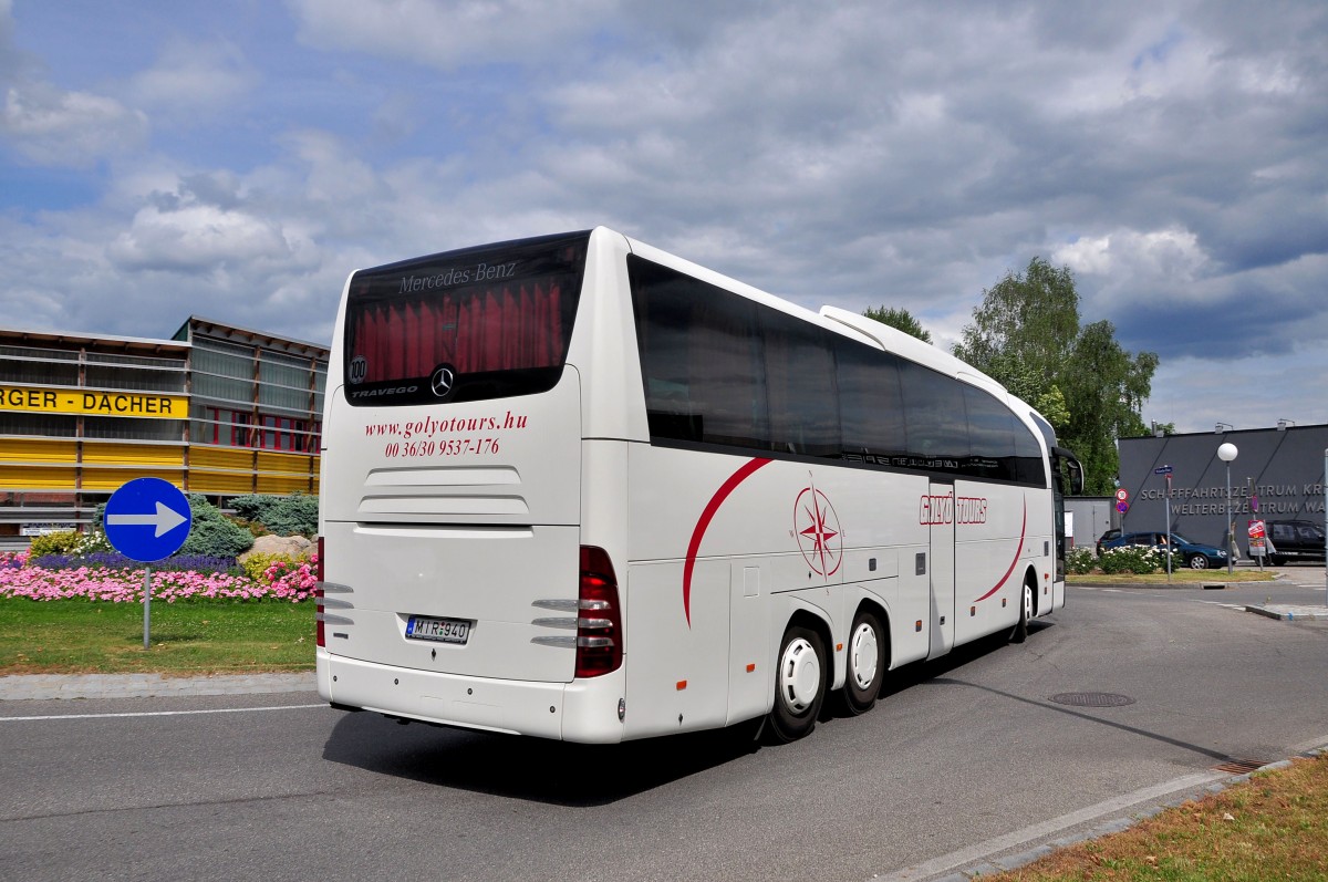 Mercedes Benz Travego aus Ungarn am 21.6.2014 in Krems unterwegs.