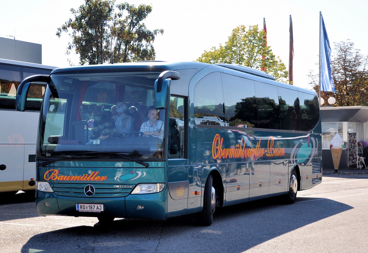 MERCEDES BENZ TRAVEGO von BAUM�LLER Reisen/�sterreich im September 2013 in Krems unterwegs.