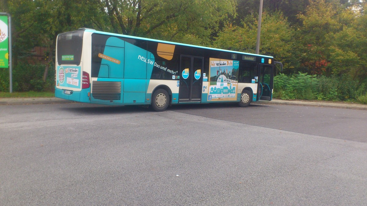 Mercedes Citaro NB SW 538...der auch schon einer der ältesten Fahrzeuge im Bestand ist und mit seiner aktuellen Werbung
.....was von den Auszubildenden der Stadtwerke entworfen wurde wo zwei Varianten zur Auswahl standen und darüber abgestimmt werden konnte welche der beiden an dieses Fahrzeug kommt.....mit Erfolg
...und nun mit der Werbung durch die Stadt fährt