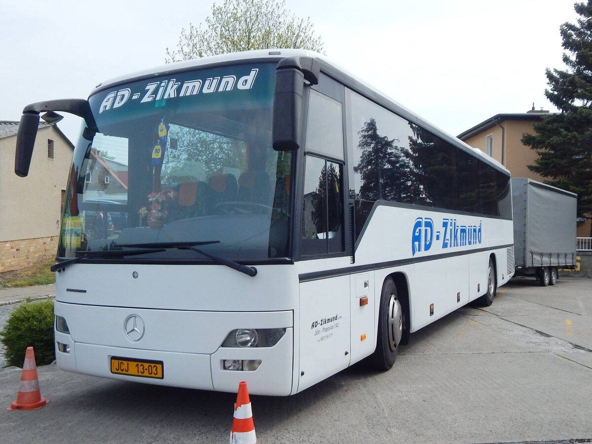 Mercedes Intouro von AD-Zikmund s.r.o. aus Tschechien mit Anhänger in Sassnitz.