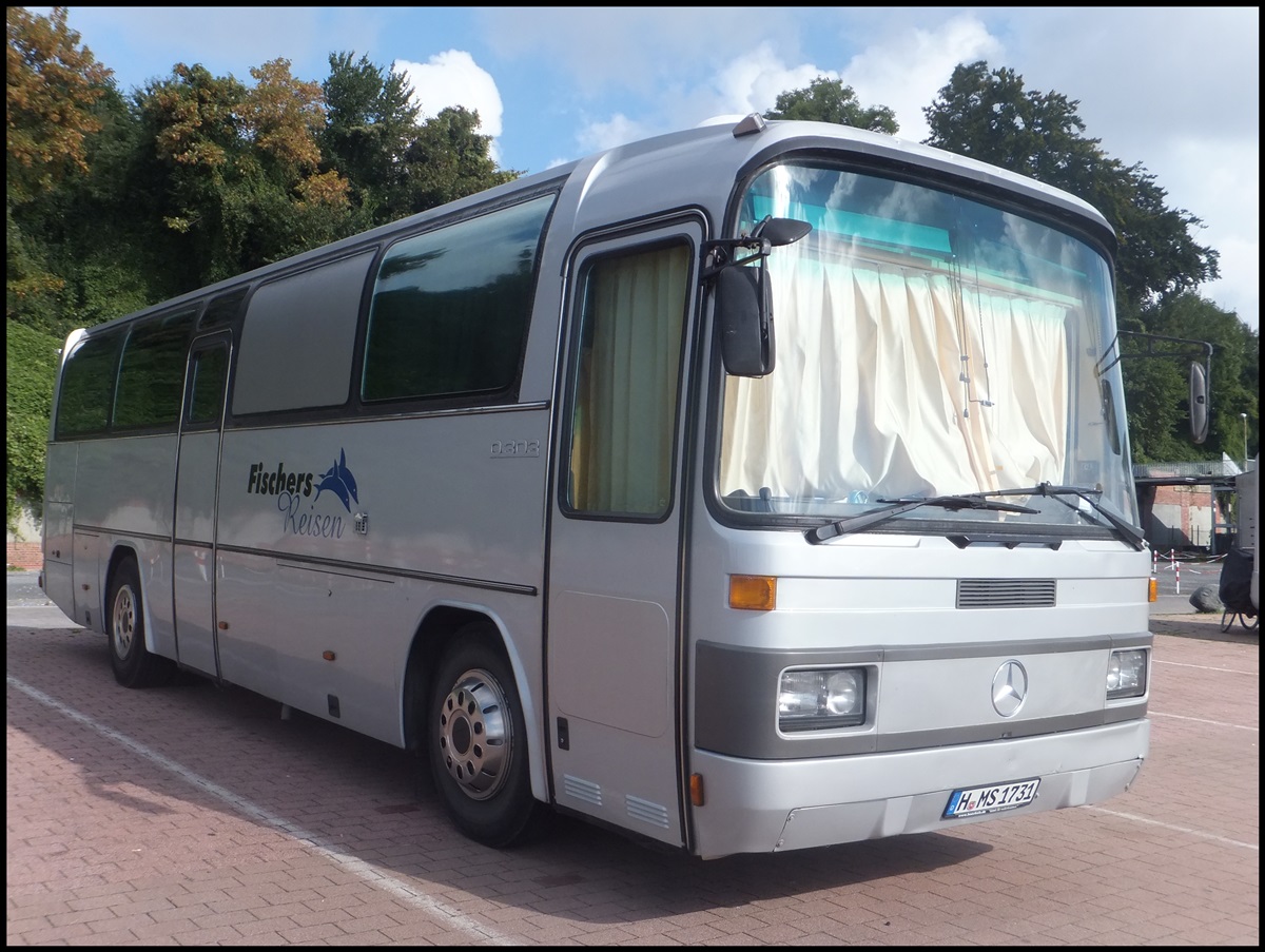 Mercedes O 303 (Wohnmobil? und ehemalig Fischers Reisen?) aus Deutschland im Stadthafen Sassnitz.