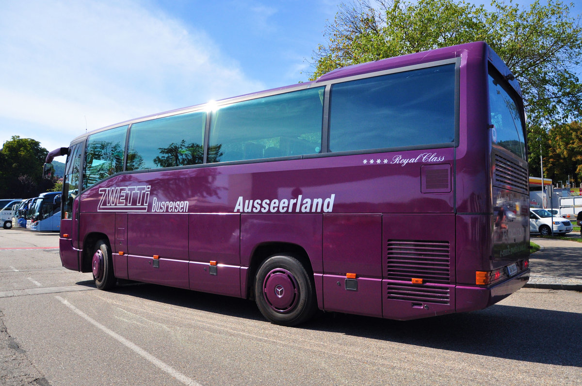 Mercedes O 404 von ZWETTI Bus und Taxi Reisen aus �sterreich in Krems gesehen.