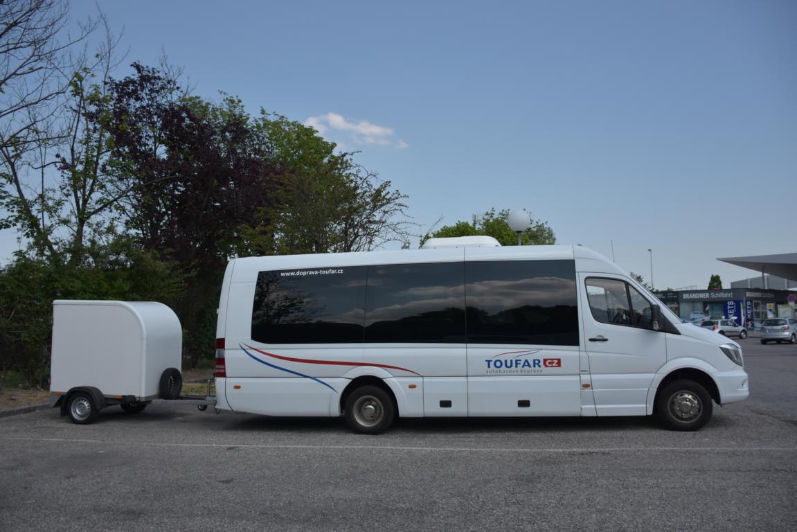 Mercedes Sprinter mit einem  Kofferh�nger von Toufar Reisen aus der CZ 05/2018 in Krems.