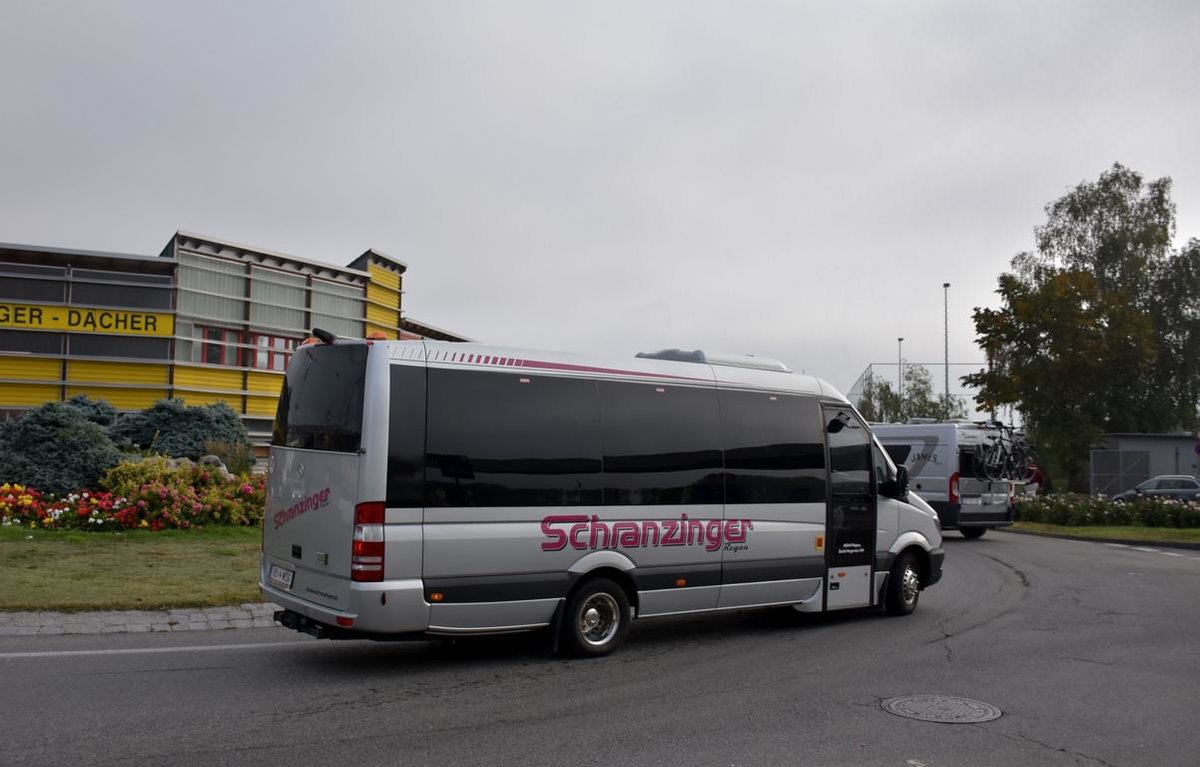 Mercedes Sprinter von Schranzinger Reisen aus �sterreich 09/2017 in Krems.