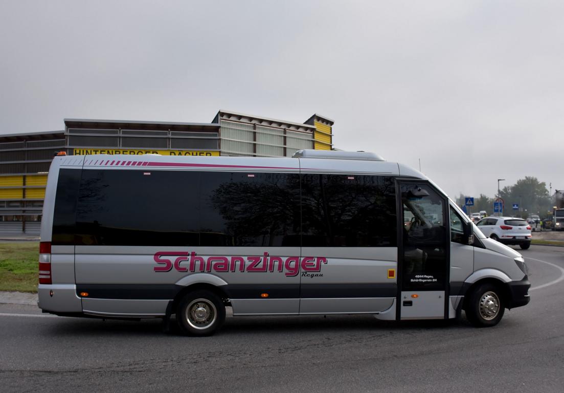 Mercedes Sprinter von Schranzinger Reisen aus �sterreich 09/2017 in Krems.