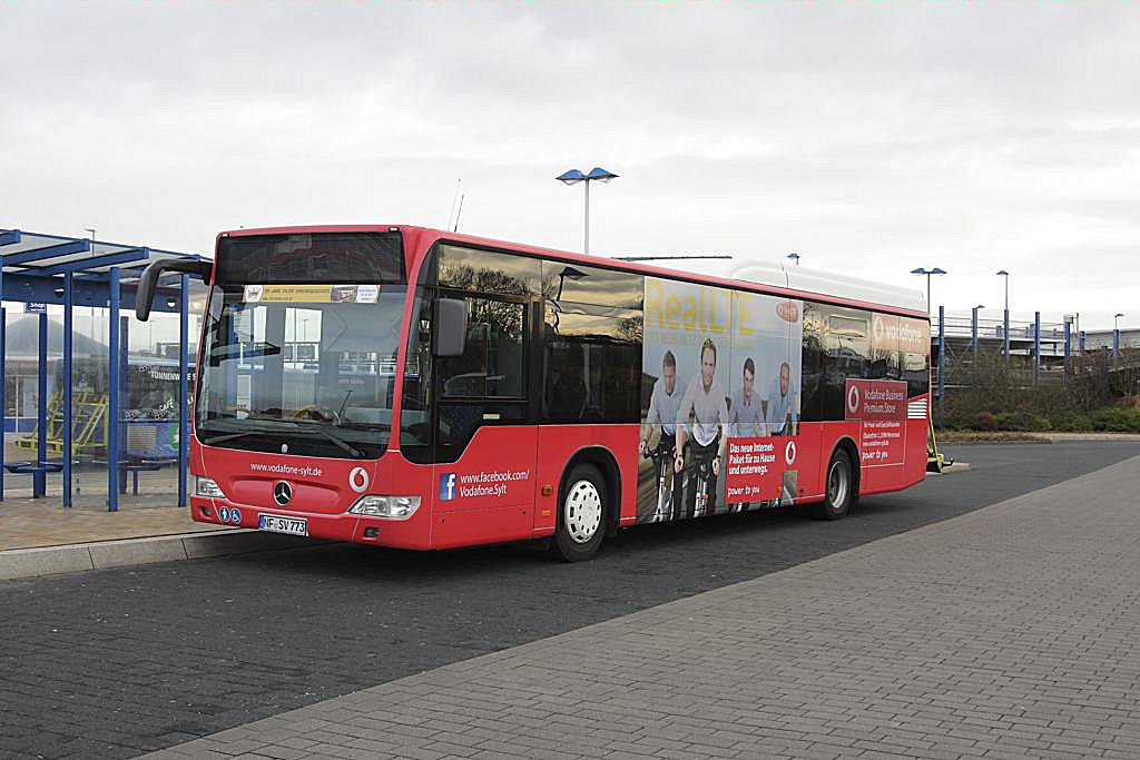 Mercedes Stadtbus mit Vodafone Werbung am 23.11.2013
am ZOB in Westerland auf Sylt. Der Bus f�hrt f�r die 
SVG (Sylter Verkehrsgemeinschaft).