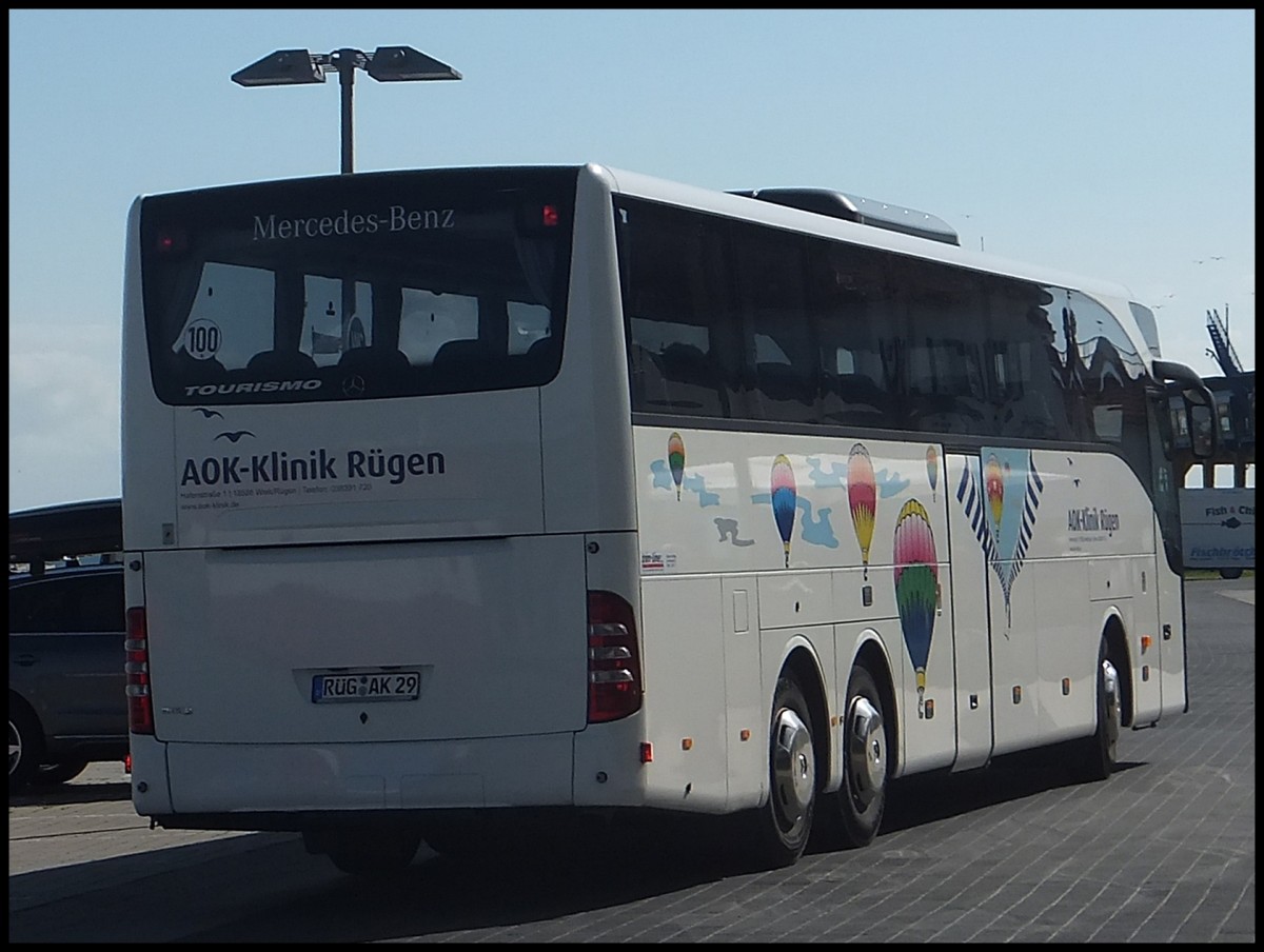 Mercedes Tourismo der AOK-Klinik R�gen im Stadthafen Sassnitz.