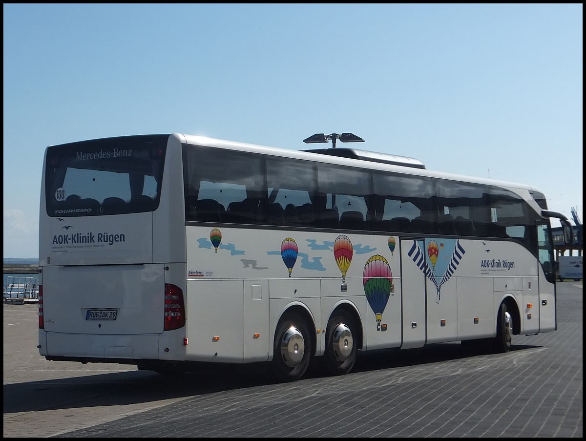 Mercedes Tourismo der AOK-Klinik R�gen im Stadthafen Sassnitz.