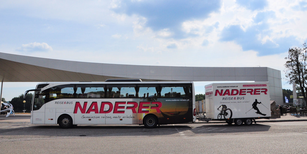 Mercedes Tourismo von Naderer Reisen mit Radanh�nger in Krems.