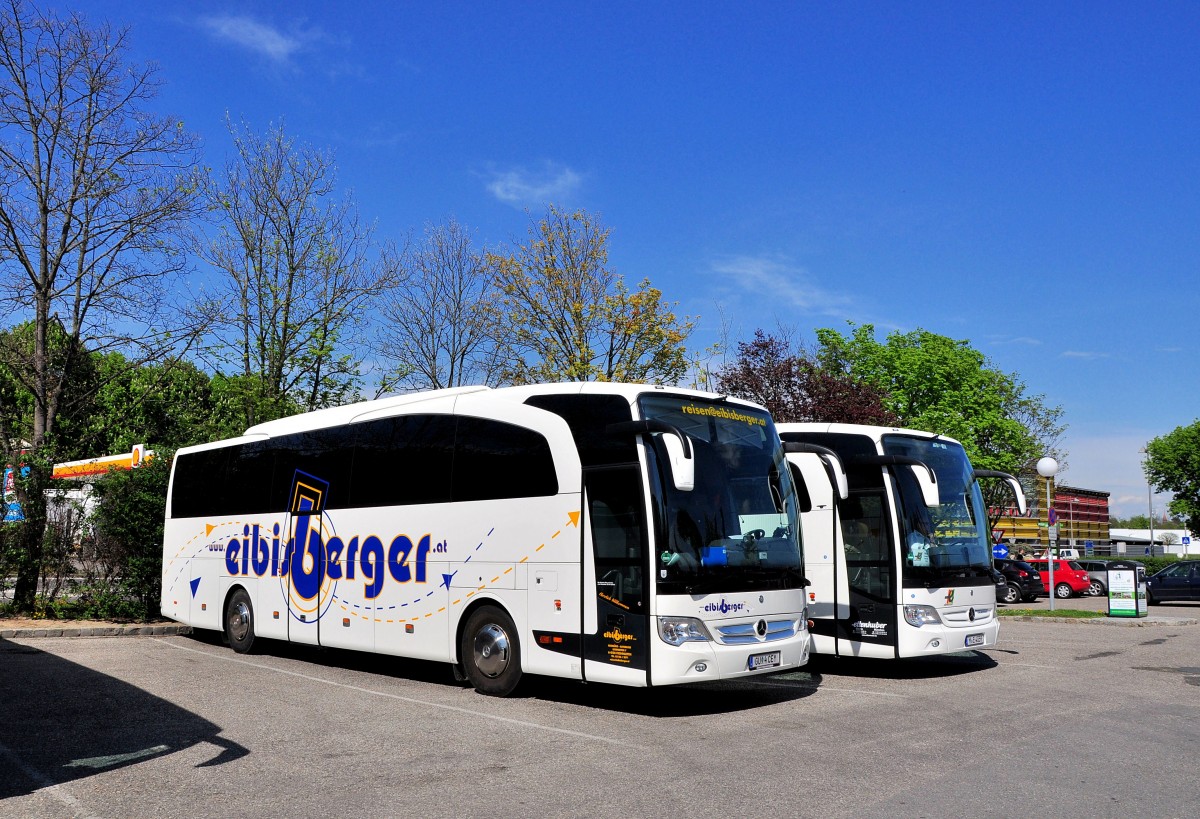 Mercedes Travego von Eibisberger Reisen aus �sterreich,dahinter ein Travego von Ettenhuber aus der BRD am 27.4.2015 in Krems.