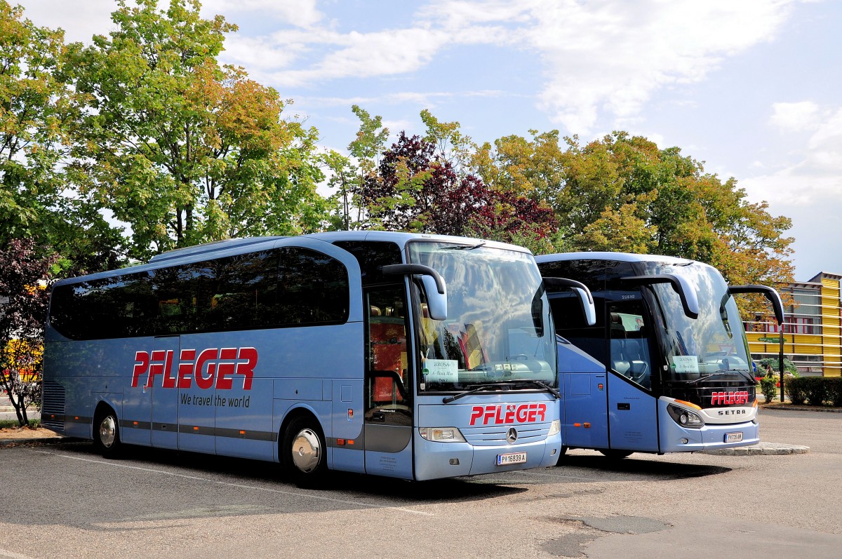 Mercedes Travego und einen Setra 516 HD von Pfleger Reisen aus Nieder�sterreich in Krems gesehen.