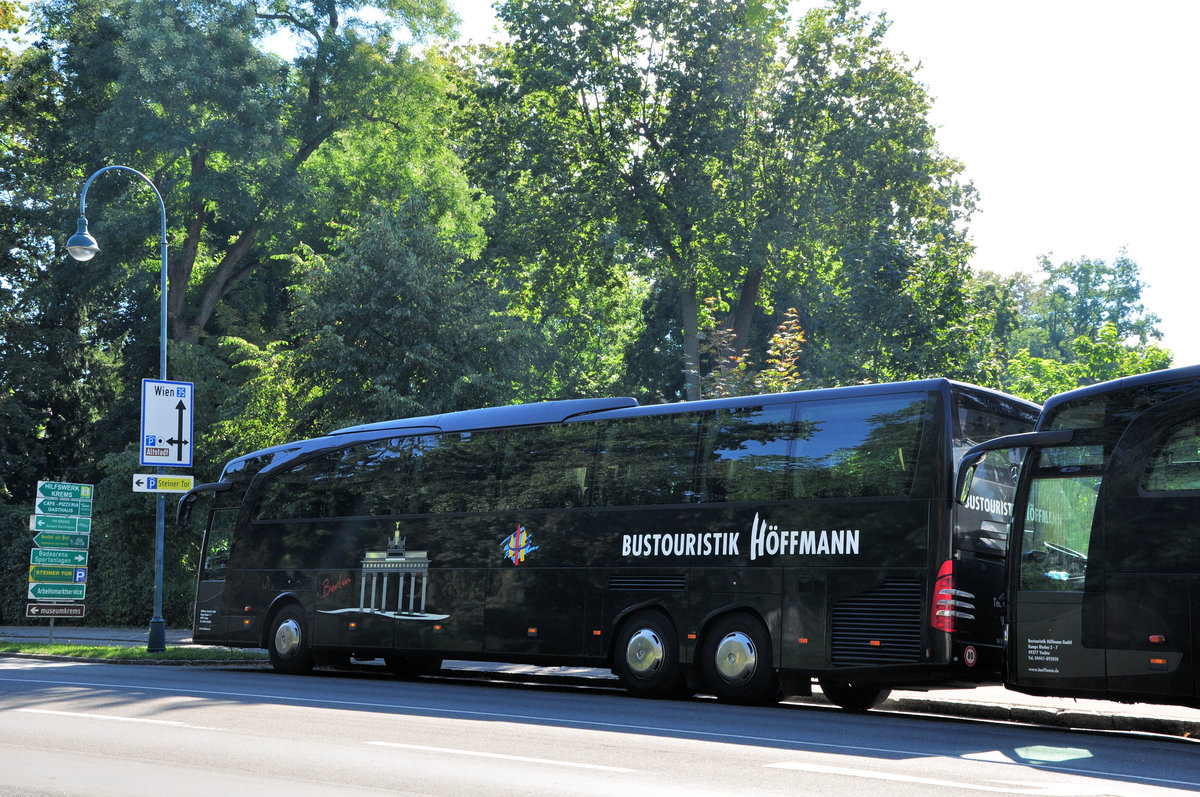 Mercedes Travego von H�ffmann Reisen aus der BRD in Krems gesehen.