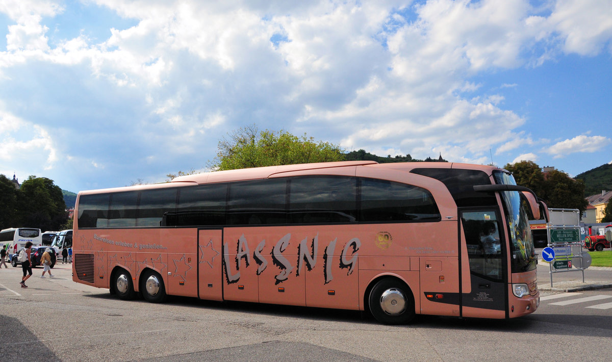 Mercedes Travego von Lassnig Reisen aus �sterreich in Krems gesehen.
